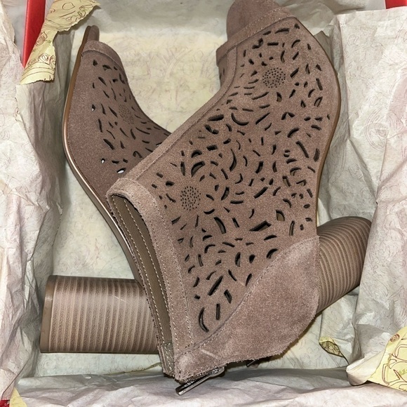 NEW! American Rag Womens Glia Suede Perforated Shooties, Various Sizes - Picture 12 of 13